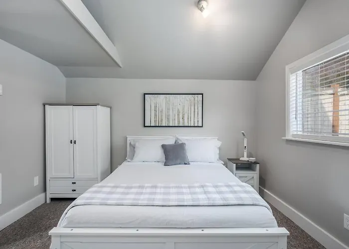 Adorable Cottage Near Scenic Waterfront Park