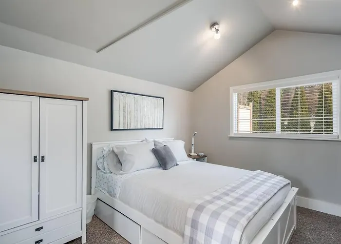 Adorable Cottage Near Scenic Waterfront Park
