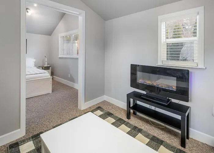 Adorable Cottage Near Scenic Waterfront Park